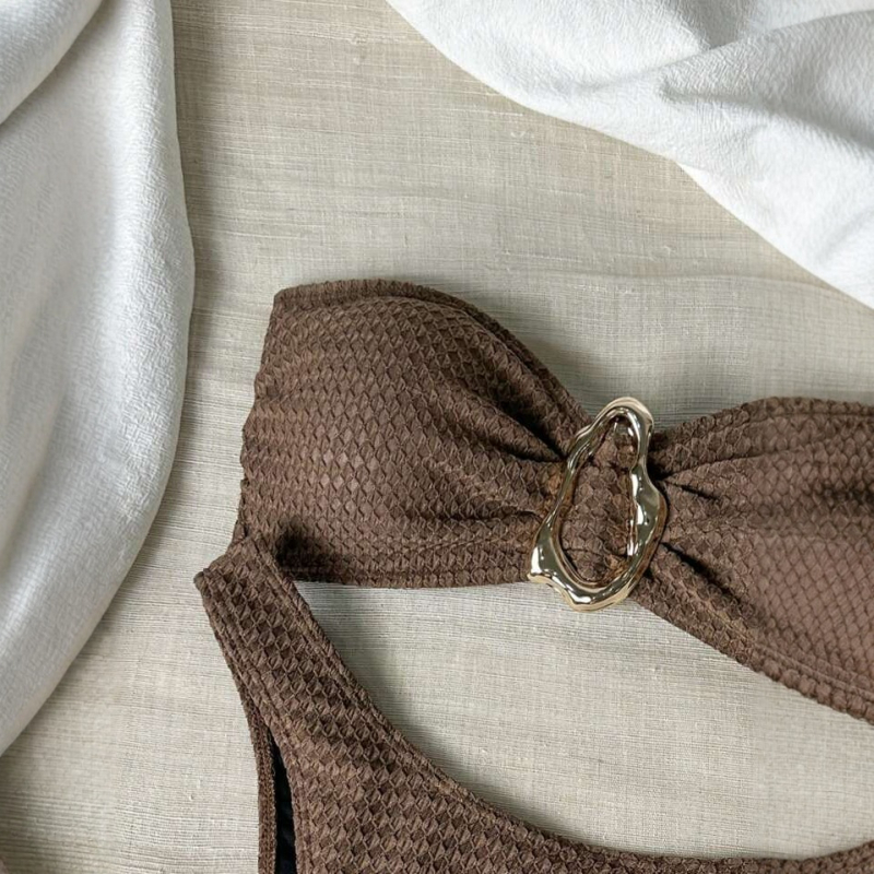 3-dijelni bikini set: top bez naramenica, gaćice visokog struka, dugački prekrivni set s prorezom; umetak za poprsje uključen