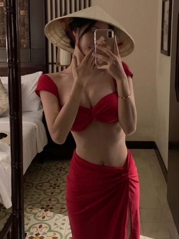 Crveni seksi bikini set od tri komada: gornji dio tubus, donji dio bikini i duga suknja, za odmor i spa