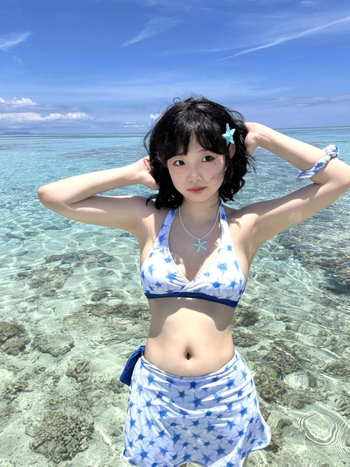 Bikini set s motivom morske zvijezde i suknastim dizajnom, trodijelni set — gornji dio s jastučićem; materijal najlon (82%), podstava poliester; težina 200 g