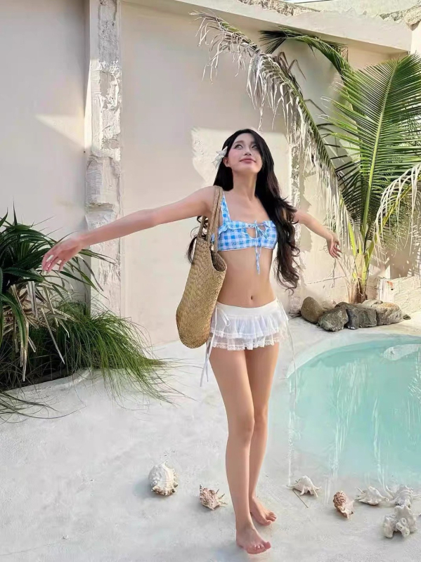 Sexy i svježi plavi karirani bikini s malim grudima, čipkom na rubu i trodijelnim setom u stilu odmarališta