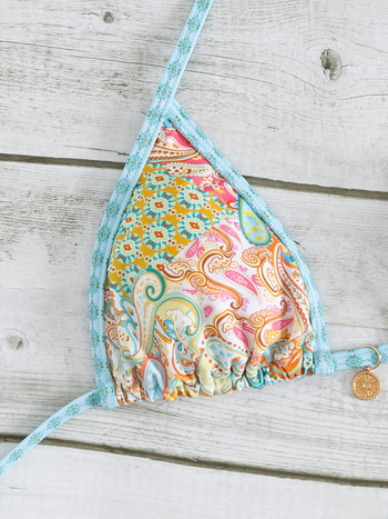 Bikini set s floralnim printom, halterneck dizajn, bez leđa, s jastučićima za dojke, uski kroj, poliester s podstavom od spandexa, 82% poliester, 18% spandex, 112 g
