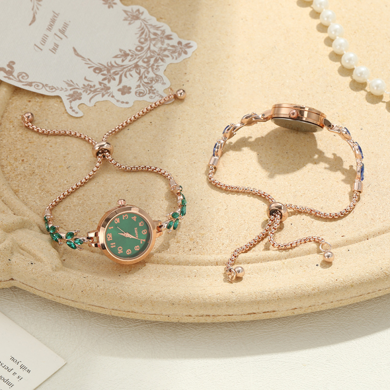 Женски часовник с Clover гривна в корейски INS стил, кварцов часовник, циферблат 23 мм, дебелина 12 мм, корпус от цинкова сплав, каишка от сплав