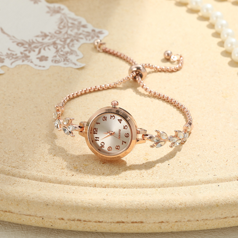 Женски часовник с Clover гривна в корейски INS стил, кварцов часовник, циферблат 23 мм, дебелина 12 мм, корпус от цинкова сплав, каишка от сплав
