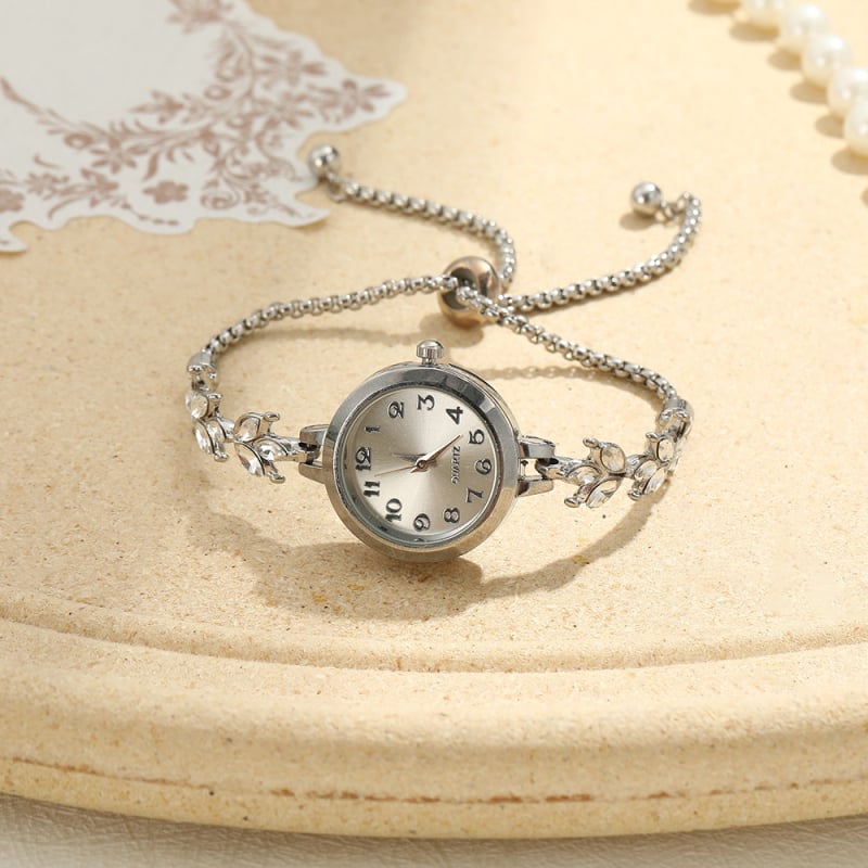 Женски часовник с Clover гривна в корейски INS стил, кварцов часовник, циферблат 23 мм, дебелина 12 мм, корпус от цинкова сплав, каишка от сплав