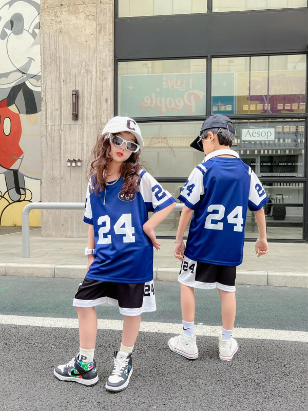 Gyerek kosárlabda egyenruhája, uniszex, 24-darabos készlet, poliészter anyag, nyár–tavasz–őszre, futáshoz és labdajátékokhoz