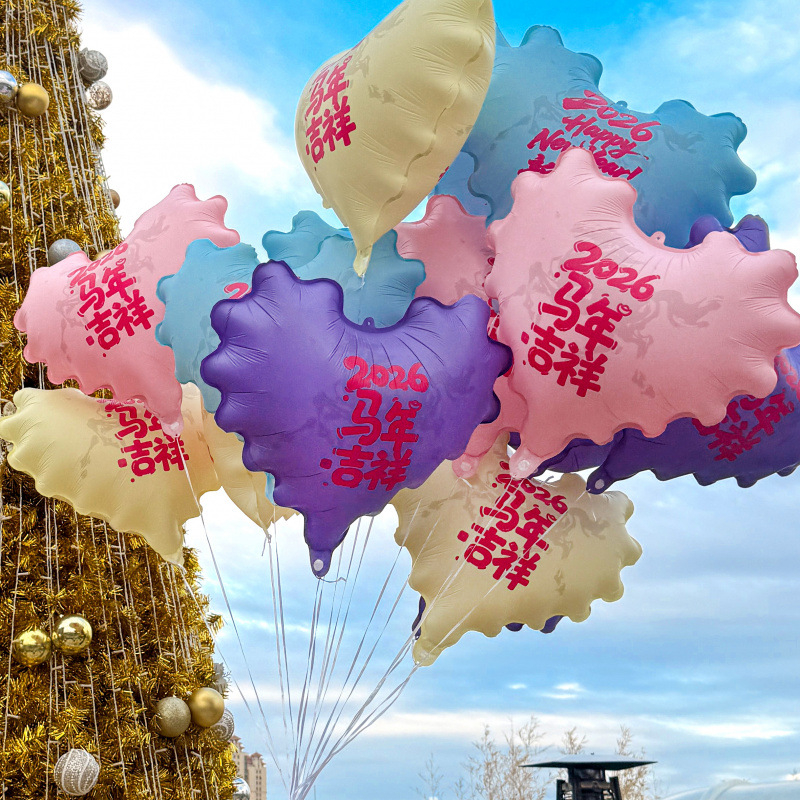 Balon rekvizit za fotografiju sa srcolnim uzorkom — balon od aluminijske folije, papirna konstrukcija (uzorak srca, aluminijski balon, papir)