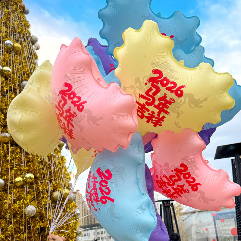 Balon rekvizit za fotografiju sa srcolnim uzorkom — balon od aluminijske folije, papirna konstrukcija (uzorak srca, aluminijski balon, papir)