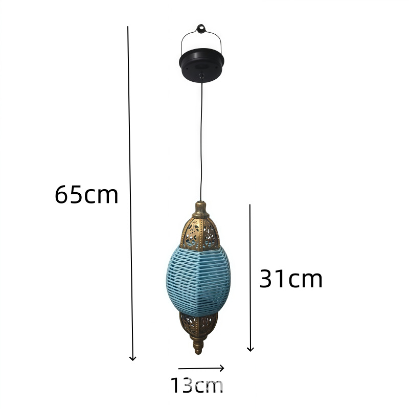 Ηλιακός εξωτερικός κρεμαστός προβολέας σε στιλ Μπαρόκ με πλέξιμο από σίδερο και ρατάν – IP44, 0,05 W, 1,2 V, 13×13×65 cm, διάρκεια φωτισμού 6–12 ωρών