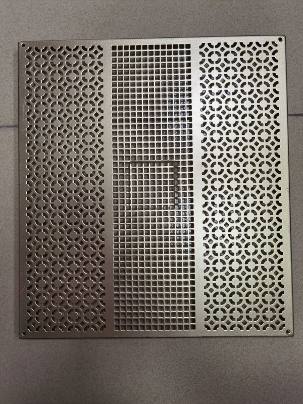 Zvučnik mreža s posebnim oblikom - CNC obrađena, mreža od aluminijske legure s rupicama, bojana željezna mreža, prašnost zaštitna mreža