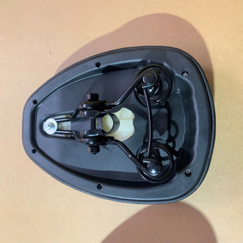 Σέλα για ηλεκτρικό όχημα με παχυνμένο αφρό, κατασκευή διπλής κελύφωσης και ενισχυμένη στήριξη; υλικά: χάλυνας και πολυουρεθάνη