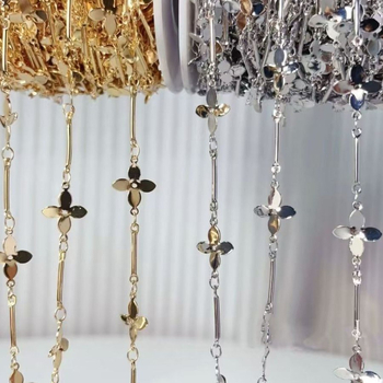 DIY ručno izrađeni privjesak od perlica na lancu sa četverolistom djetelinom i resicom – zvončić na vjetar (legura, ljeto 2021)