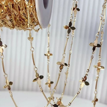 DIY ručno izrađeni privjesak od perlica na lancu sa četverolistom djetelinom i resicom – zvončić na vjetar (legura, ljeto 2021)