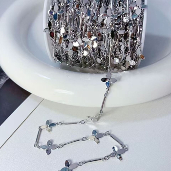 DIY ručno izrađeni privjesak od perlica na lancu sa četverolistom djetelinom i resicom – zvončić na vjetar (legura, ljeto 2021)