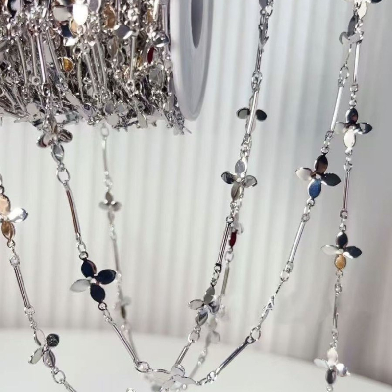 DIY ručno izrađeni privjesak od perlica na lancu sa četverolistom djetelinom i resicom – zvončić na vjetar (legura, ljeto 2021)