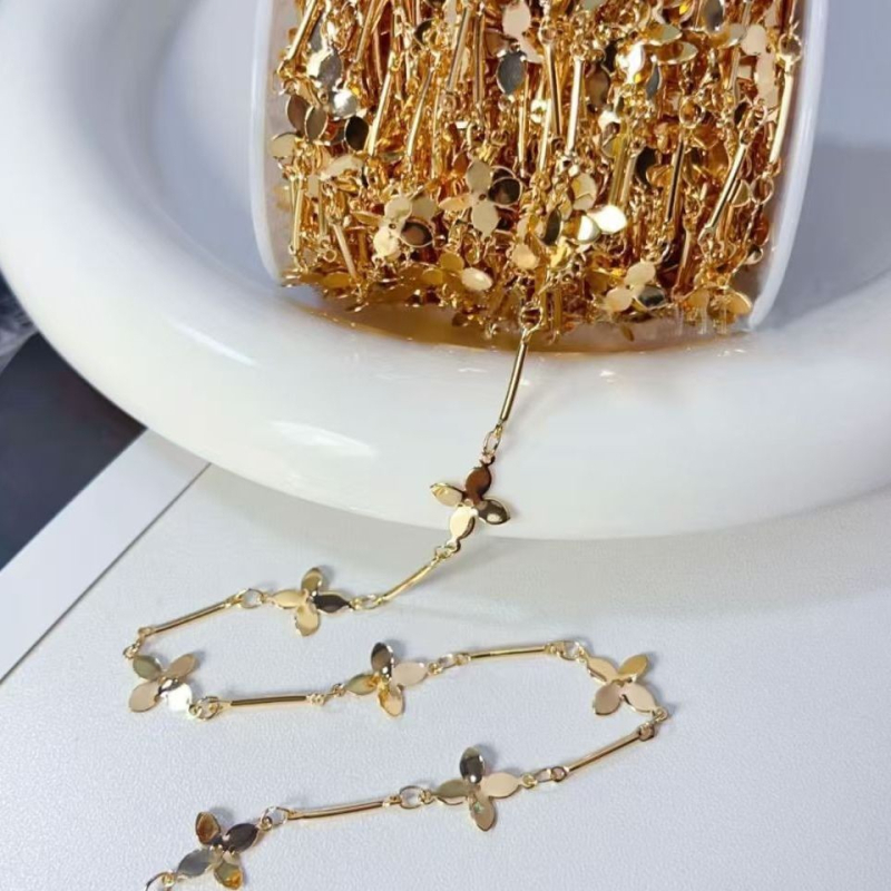 DIY ručno izrađeni privjesak od perlica na lancu sa četverolistom djetelinom i resicom – zvončić na vjetar (legura, ljeto 2021)