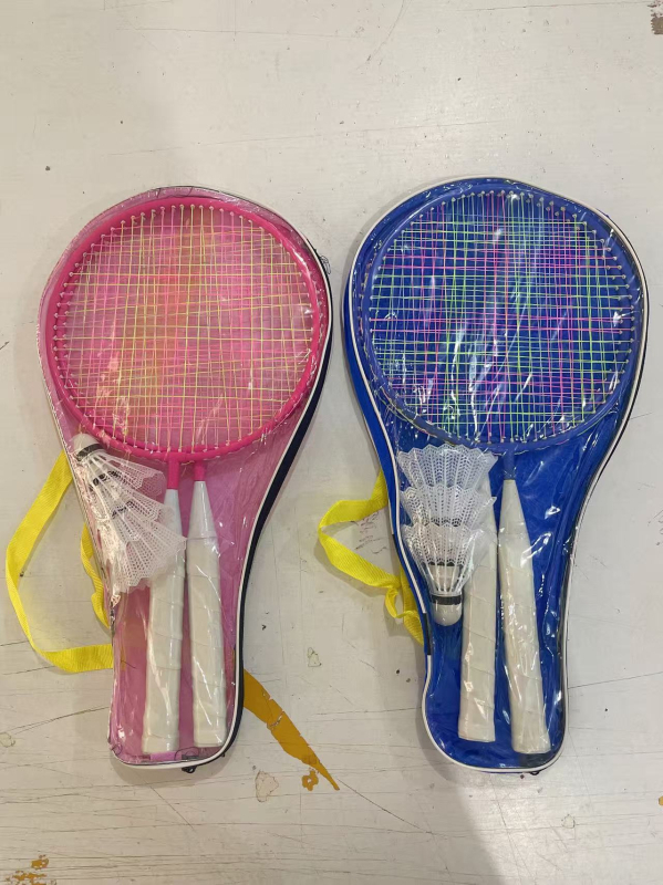Rachetă de badminton pentru copii, ramă dreaptă, material ramă: aliaj de fier, greutate 95–100 g, grosime priză G2, rigiditate ax medie