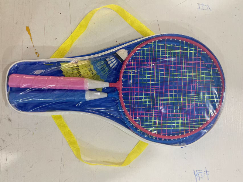 Rachetă de badminton pentru copii, ramă dreaptă, material ramă: aliaj de fier, greutate 95–100 g, grosime priză G2, rigiditate ax medie