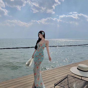 Flórás mintás poliészter ruha, V-nyak, ujjatlan, pántos fazon, középmagasságú hossz