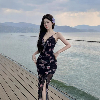 Flórás mintás poliészter ruha, V-nyak, ujjatlan, pántos fazon, középmagasságú hossz