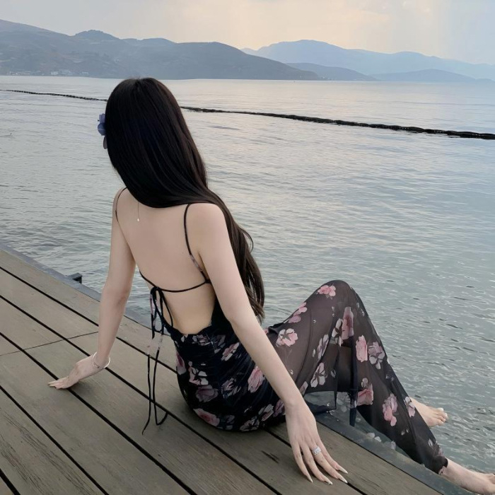 Flórás mintás poliészter ruha, V-nyak, ujjatlan, pántos fazon, középmagasságú hossz