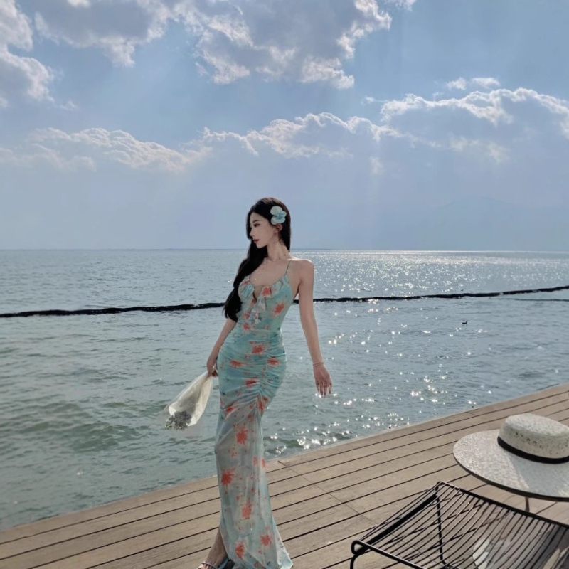 Flórás mintás poliészter ruha, V-nyak, ujjatlan, pántos fazon, középmagasságú hossz