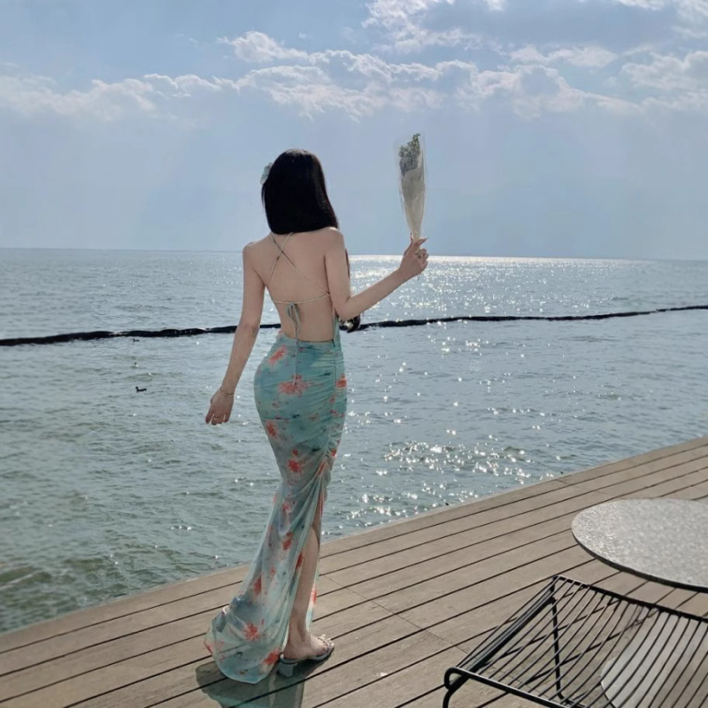 Flórás mintás poliészter ruha, V-nyak, ujjatlan, pántos fazon, középmagasságú hossz