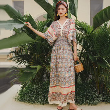 Középhosszú A-vonalú boho strandruha, nyomtatott poliészter anyagból, kerek nyakú, ujjatlan