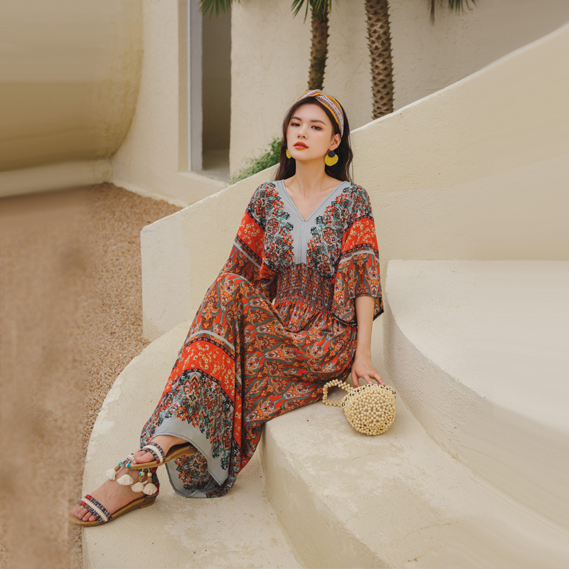 Középhosszú A-vonalú boho strandruha, nyomtatott poliészter anyagból, kerek nyakú, ujjatlan