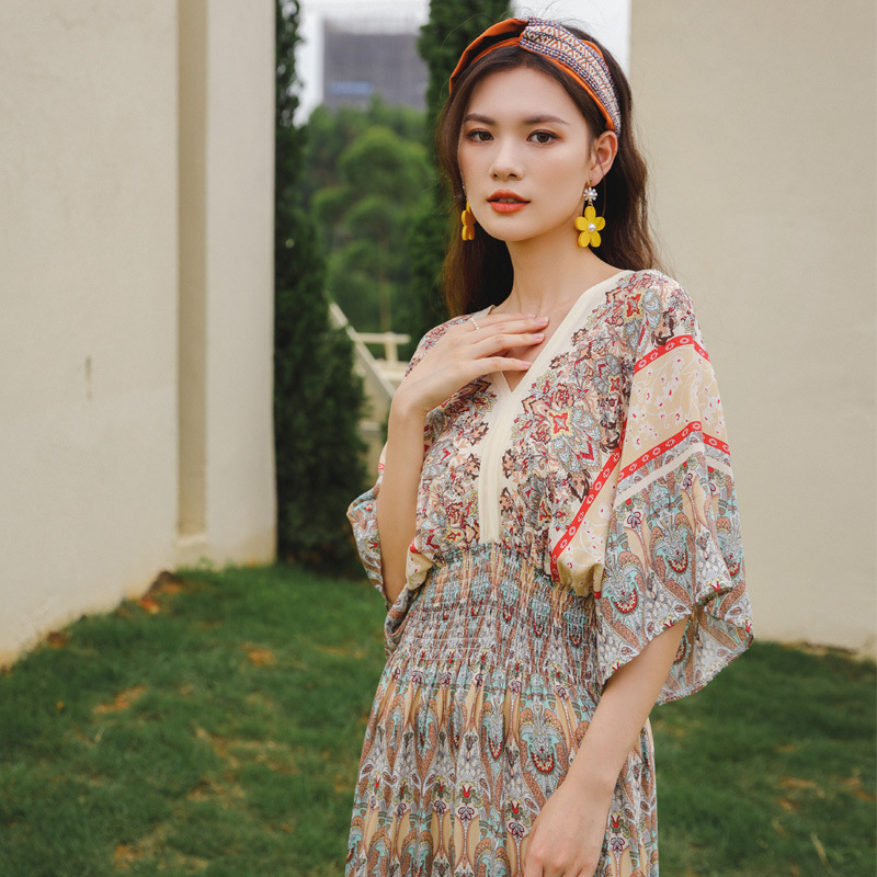 Középhosszú A-vonalú boho strandruha, nyomtatott poliészter anyagból, kerek nyakú, ujjatlan