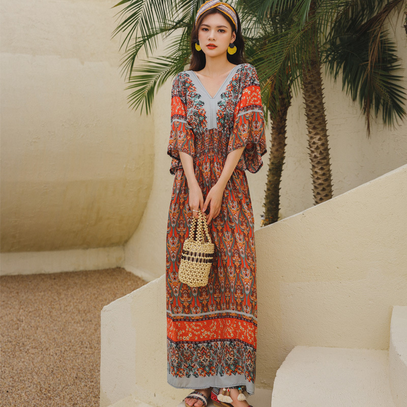 Középhosszú A-vonalú boho strandruha, nyomtatott poliészter anyagból, kerek nyakú, ujjatlan