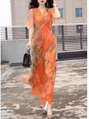 Hosszú nyári ruha V-nyakkal, karcsúsított derékkal, tengerparti mintával, poliészter, rövid ujjú, 2024 nyár