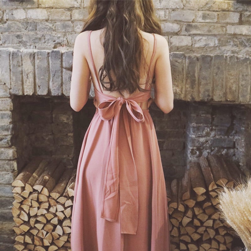 Hosszú ruha hátsó kivágással, vékony vállpántokkal, középső derék, maxi hossz, egyszínű poliészter anyag