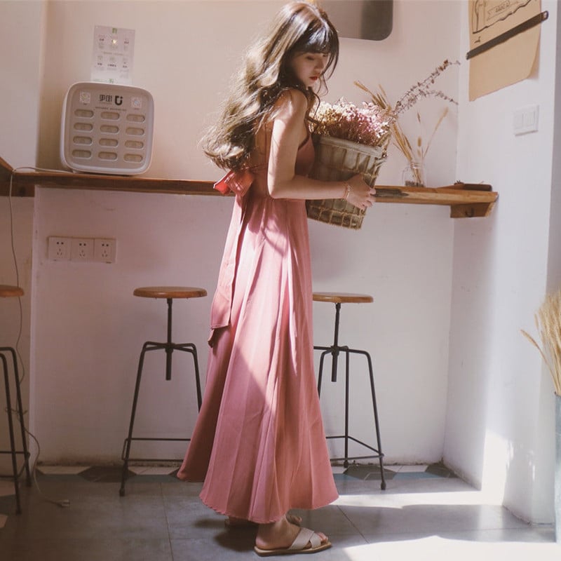 Hosszú ruha hátsó kivágással, vékony vállpántokkal, középső derék, maxi hossz, egyszínű poliészter anyag