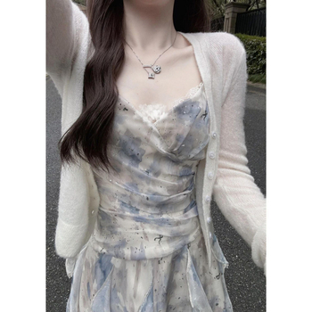 Chiffon ruha, A-vonalú, középmagasságú hosszúságú, lotusleveles gallér és lotusleveles ujjak, virágos aszimmetrikus részletekkel, fűzőzárás