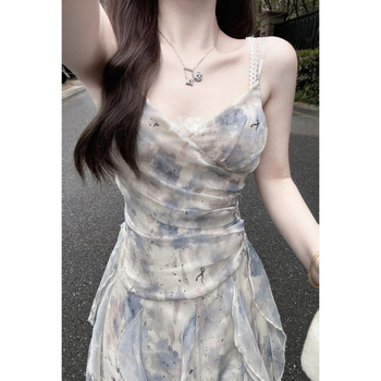 Chiffon ruha, A-vonalú, középmagasságú hosszúságú, lotusleveles gallér és lotusleveles ujjak, virágos aszimmetrikus részletekkel, fűzőzárás