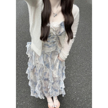 Chiffon ruha, A-vonalú, középmagasságú hosszúságú, lotusleveles gallér és lotusleveles ujjak, virágos aszimmetrikus részletekkel, fűzőzárás