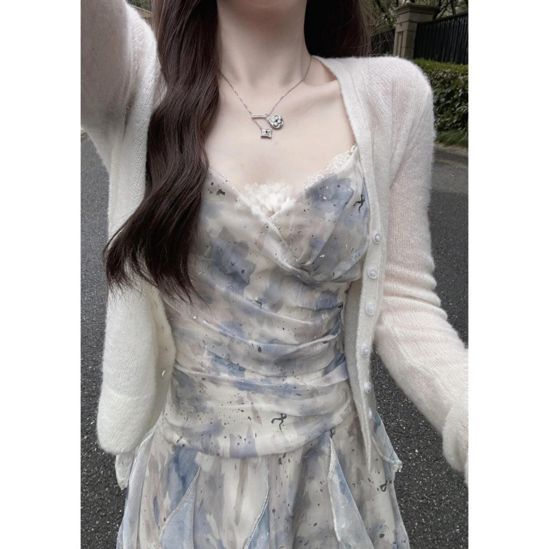 Chiffon ruha, A-vonalú, középmagasságú hosszúságú, lotusleveles gallér és lotusleveles ujjak, virágos aszimmetrikus részletekkel, fűzőzárás