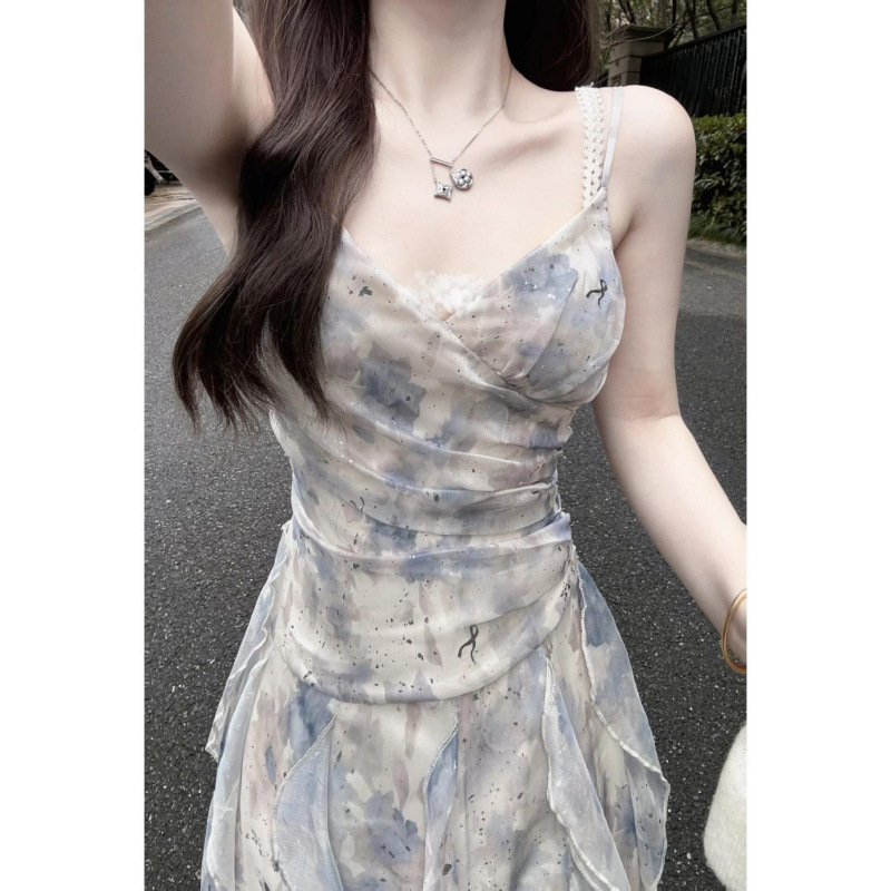 Chiffon ruha, A-vonalú, középmagasságú hosszúságú, lotusleveles gallér és lotusleveles ujjak, virágos aszimmetrikus részletekkel, fűzőzárás