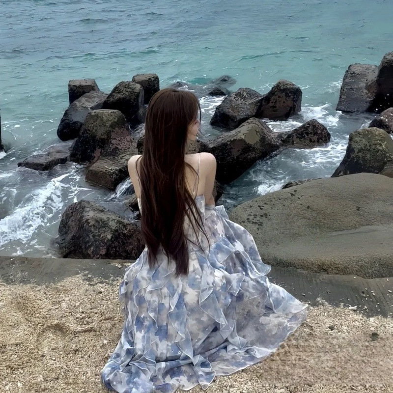 Chiffon ruha, A-vonalú, középmagasságú hosszúságú, lotusleveles gallér és lotusleveles ujjak, virágos aszimmetrikus részletekkel, fűzőzárás