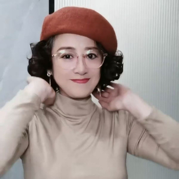 Női beret sapkás paróka, rövid göndör haj, őszi-téli, természetes és realisztikus kinézet