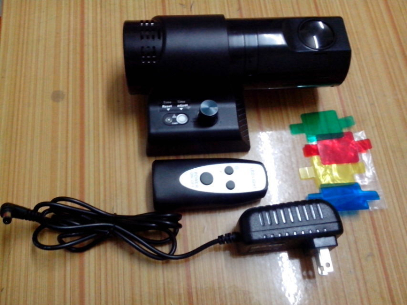 Ρολόι προβολής τοίχου, μοντέλο T02; LED οθόνη με δείκτες και αριθμούς; εξωτερική παροχή ρεύματος; πλαστικό περίβλημα; καντράν από οργανικό γυαλί; λειτουργίες: φωτισμός, νυχτερινό φως, διακοσμητικό.