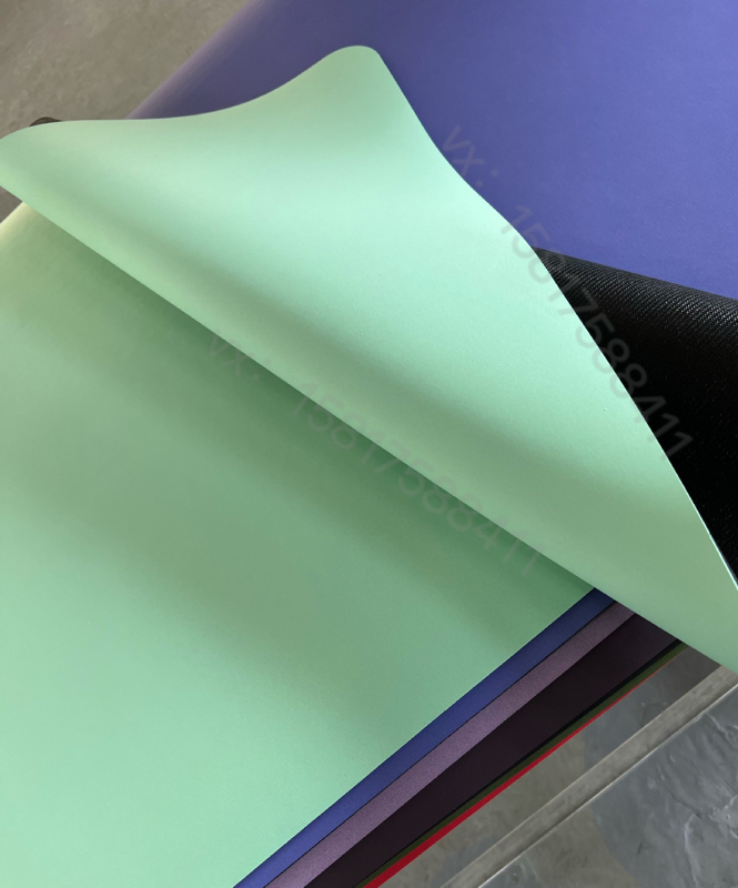 Μάτ γιόγκα με ματ επιφάνεια και PU φυσικό καουτσούκ; αντιολισθητικό, ανθεκτικό στη φθορά και στη βρωμιά; πάχος 4–5 mm; βάρος 2700 g; σχέδιο γραμμών Ασάνα.