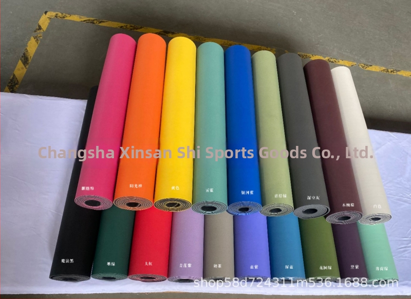 Μάτ γιόγκα με ματ επιφάνεια και PU φυσικό καουτσούκ; αντιολισθητικό, ανθεκτικό στη φθορά και στη βρωμιά; πάχος 4–5 mm; βάρος 2700 g; σχέδιο γραμμών Ασάνα.