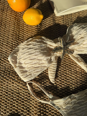 Ženski trodijelni bikini s podšivenim gornjim dijelom; materijal poliester 82%, podstava elastan 18%; težina 220 g; bez rukava; kroj briefs; pogodno za plivanje i vodene sportove