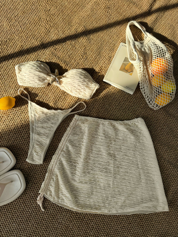 Ženski trodijelni bikini s podšivenim gornjim dijelom; materijal poliester 82%, podstava elastan 18%; težina 220 g; bez rukava; kroj briefs; pogodno za plivanje i vodene sportove