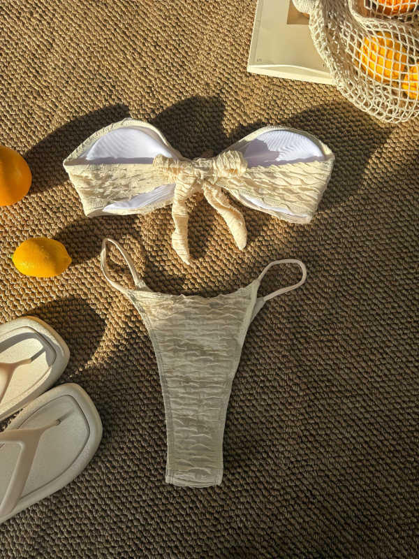 Ženski trodijelni bikini s podšivenim gornjim dijelom; materijal poliester 82%, podstava elastan 18%; težina 220 g; bez rukava; kroj briefs; pogodno za plivanje i vodene sportove