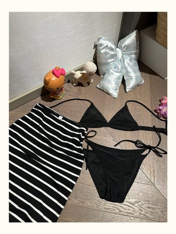Šareni trodijelni bikini set s halter topom, trokutastim donjim i plažnim prekrivačem; poliester 82% s podstavom 18%, bez čvrste potpore za dojke, bez rukava, pogodan za plivanje i vodene sportove.