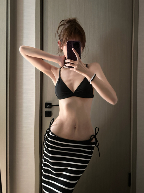 Šareni trodijelni bikini set s halter topom, trokutastim donjim i plažnim prekrivačem; poliester 82% s podstavom 18%, bez čvrste potpore za dojke, bez rukava, pogodan za plivanje i vodene sportove.