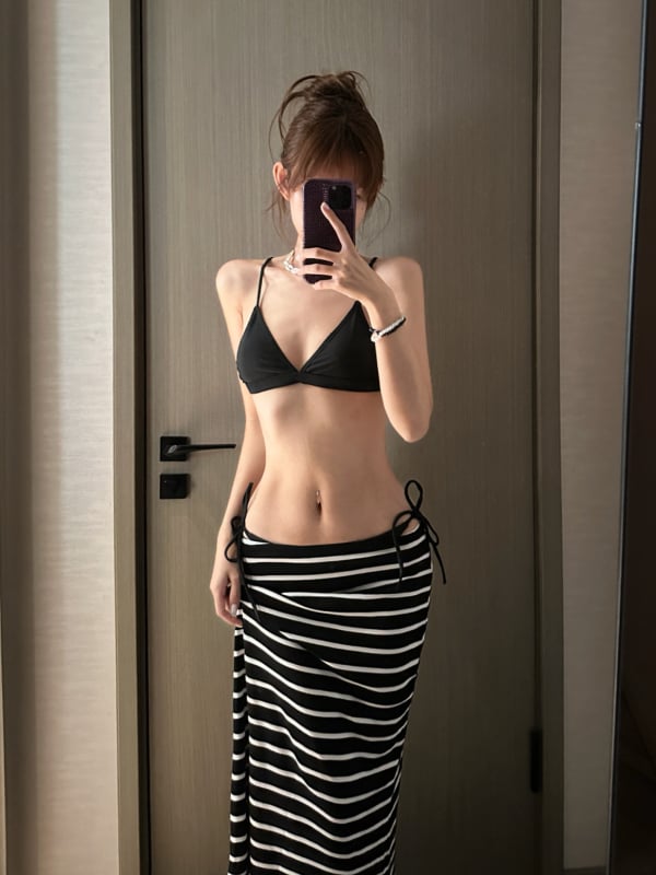 Šareni trodijelni bikini set s halter topom, trokutastim donjim i plažnim prekrivačem; poliester 82% s podstavom 18%, bez čvrste potpore za dojke, bez rukava, pogodan za plivanje i vodene sportove.