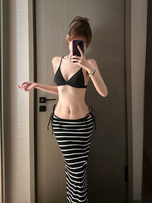 Šareni trodijelni bikini set s halter topom, trokutastim donjim i plažnim prekrivačem; poliester 82% s podstavom 18%, bez čvrste potpore za dojke, bez rukava, pogodan za plivanje i vodene sportove.